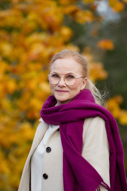 Hanna Vettenniemi syksyisessä maisemassa